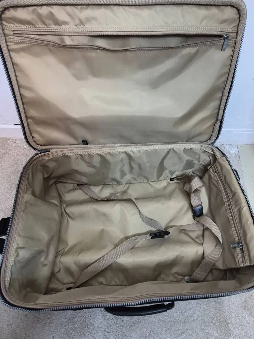Kipling rolling suitcase